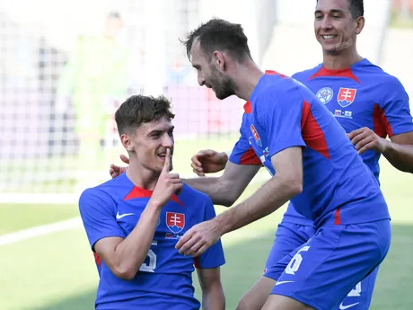 Zľava Tomáš Rigo, Norbert Gyömbér a Vernon De Marco sa tešia z gólu na 1:0, ktorý strelil Rigo počas prípravného futbalového zápasu Slovensko - San Maríno.