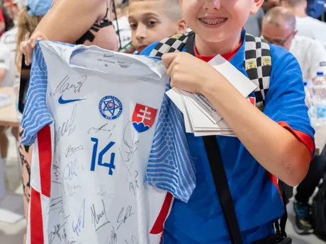 Fanúšik s podpísaným dresom počas autogramiády slovenskej futbalovej reprezentácie
