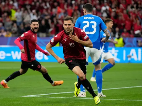 Albánsky futbalista Nedim Bajrami strieľa gól v zápase proti Taliansku na EURO 2024.