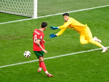 Bruno Fernandes strieľa tretí gól zápasu Portugalsko - Turecko na EURO 2024.
