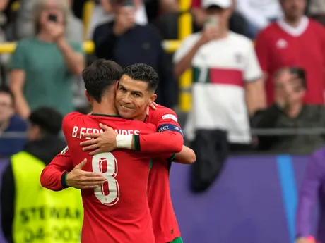 Strelec gólu Bruno Fernandes v objatí s Cristianom Ronaldom na EURO 2024.