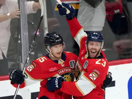Carter Verhaeghe a Anton Lundell oslavujú gól počas 7. finálového zápasu NHL Florida Panthers - Edmonton Oilers. 