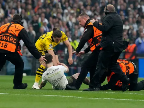 Fanúšikovia vtrhli na ihrisko v úvode zápasu Borussia Dortmund - Real Madrid vo finále Ligy majstrov.