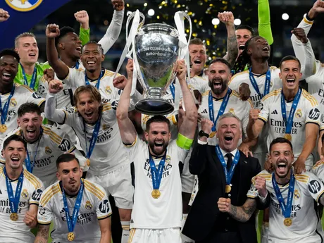 Futbalisti Realu Madrid s trofejou pre víťaza Ligy majstrov.