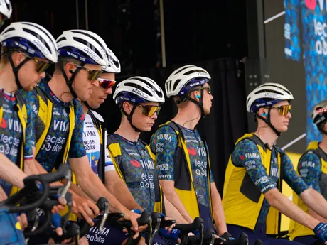 Visma Lease a Bike team počas 1. etapy na Tour de France 2024.