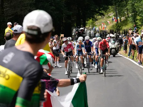 Ion Izagirre, Ryan Gibbons, Frank van den Broek, Valentin Madouas, Matej Mohorič, Sandy Dujardin a Clement Champoussin počas 1. etapy na Tour de France 2024.