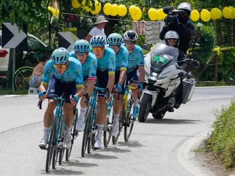 Astana Qazaqstan Team počas 1. etapy na Tour de France 2024.