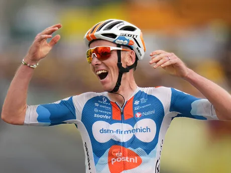 Romain Bardet oslavuje víťazstvo v 1. etape na Tour de France 2024. 