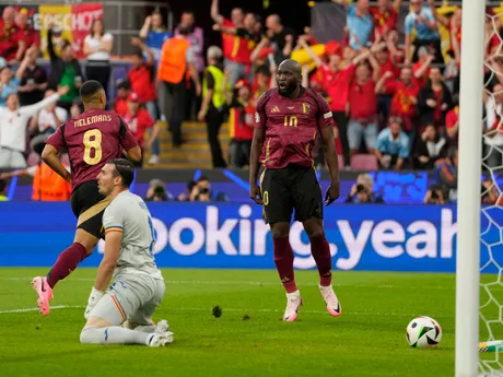 Belgickí futbalisti Youri Tielemans a Romelu Lukaku sa tešia z gólu v zápase proti Rumunsku. 