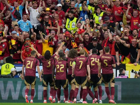 Futbalisti Belgicka sa tešia z gólu Youriho Tielemansa v zápase proti Rumunsku na EURO 2024.
