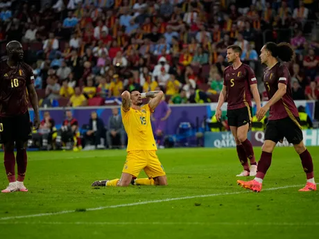 Andrei Burca a jeho gesto po nevyužitej šanci v zápase Belgicko - Rumunsko na EURO 2024. 