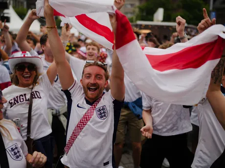 Fanúšikovia Anglicka pred zápasom Slovensko - Anglicko v osemfinále EURO 2024.