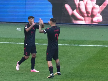 Qazim Laci a Rey Manaj oslavujú gól počas zápasu Chorvátsko - Albánsko na EURO 2024. 