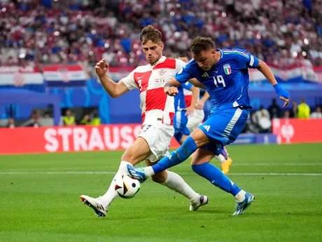 Marin Pongračič a Mateo Retegui v zápase Chorvátsko - Taliansko na EURO 2024