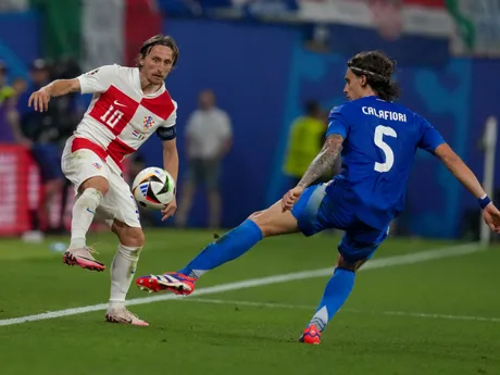 Luka Modrič a Riccardo Calafiori v zápase Chorvátsko - Taliansko na EURO 2024