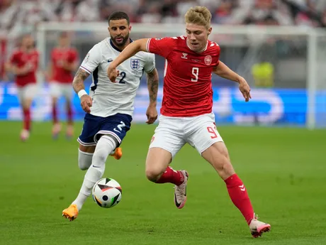Kyle Walker a Rasmus Hojlund v zápase Dánsko - Anglicko na EURO 2024.