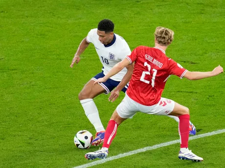 Jude Bellingham a Morten Hjulmand v zápase Dánsko - Anglicko na EURO 2024.
