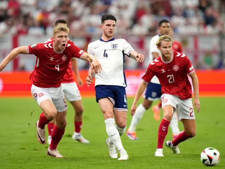 Rasmus Hojlund, Morten Hjulmand a Declan Rice v zápase Dánsko - Anglicko na EURO 2024.