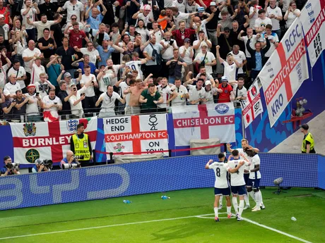 Harry Kane oslavuje so spoluhráčmi gól v zápase Dánsko - Anglicko na EURO 2024.