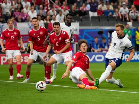 Harry Kane a Joachim Andersen v zápase Dánsko - Anglicko na EURO 2024. 