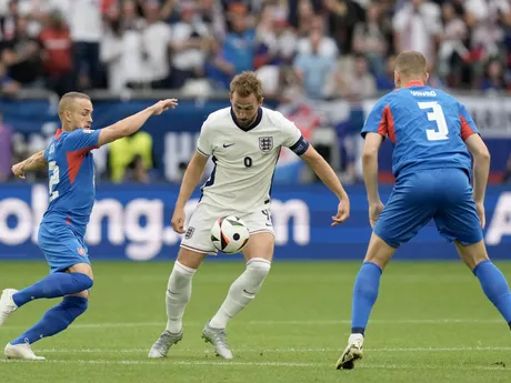 Harry Kane a Stanislav Lobotka v súboji o loptu v zápase Slovensko - Anglicko v osemfinále EURO 2024.
