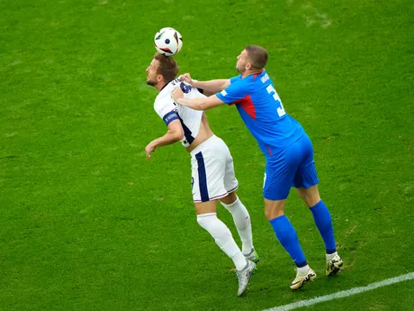 Harry Kane a Denis Vavro v súboji o loptu v zápase Slovensko - Anglicko v osemfinále EURO 2024.
