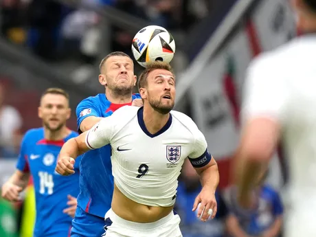 Harry Kane a Denis Vavro v súboji o loptu zápase Slovensko - Anglicko v osemfinále EURO 2024.