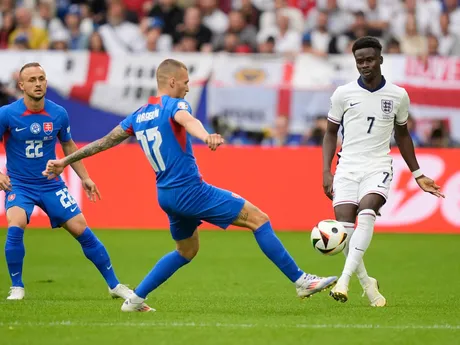Bukayo Saka a Lukáš Haraslín v súboji o loptu v zápase Slovensko - Anglicko v osemfinále EURO 2024.