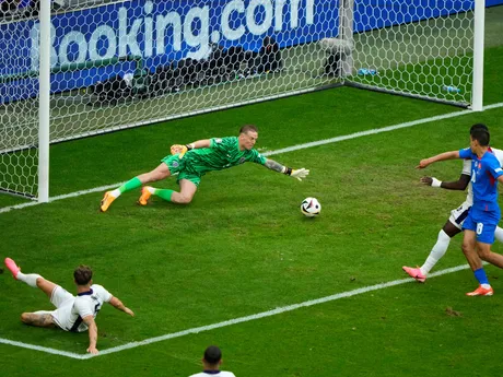 Brankár Jordan Pickford v zákroku v zápase Slovensko - Anglicko v osemfinále EURO 2024.