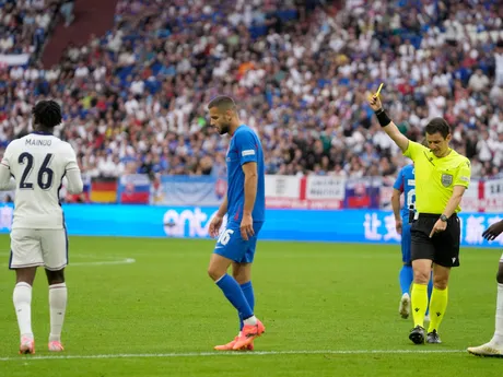Kobbie Mainoo pri obdržaní žltej karty v zápase Slovensko - Anglicko v osemfinále EURO 2024.