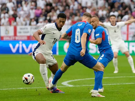 Jude Bellingham a Ondrej Duda v súboji o loptu v zápase Slovensko - Anglicko v osemfinále EURO 2024.
