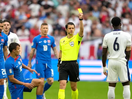 Marc Guehi pri obdržaní žltej karty v zápase Slovensko - Anglicko v osemfinále EURO 2024.
