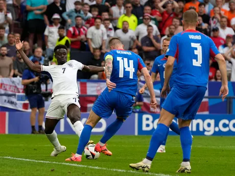 Bukayo Saka a Milan Škriniar v súboji o loptu v zápase Slovensko - Anglicko v osemfinále EURO 2024.