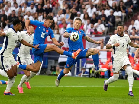 Dávid Strelec a Juraj Kucka v zápase Slovensko - Anglicko v osemfinále EURO 2024.