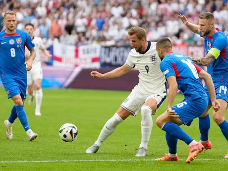 Harry Kane v streleckom pokuse a Dávid Hancko v zápase Slovensko - Anglicko v osemfinále EURO 2024.