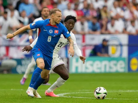 Ondrej Duda a Kobbie Mainoo v súboji o loptu v zápase Slovensko - Anglicko v osemfinále EURO 2024.