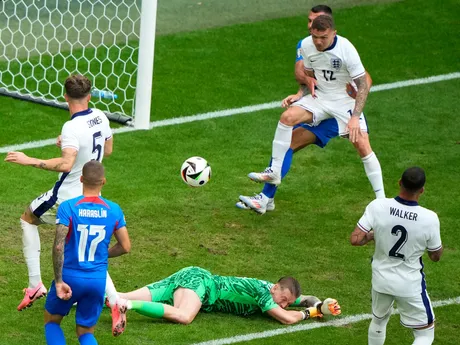 Jordan Pickford pri pokuse chytiť loptu v zápase Slovensko - Anglicko v osemfinále EURO 2024.