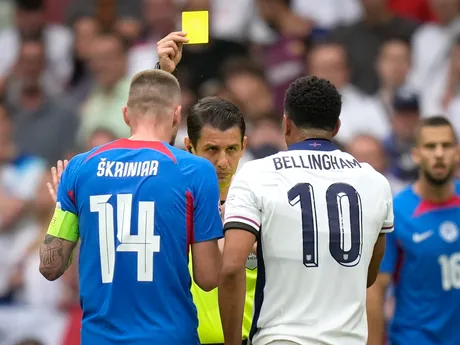 Jude Bellingham pri obdržaní žltej karty v zápase Slovensko - Anglicko v osemfinále EURO 2024.