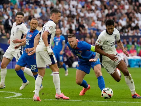 Jude Bellingham a Milan Škriniar v súboji o loptu v zápase Slovensko - Anglicko v osemfinále EURO 2024.