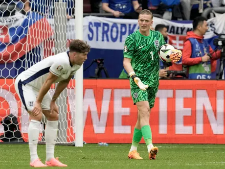 Jordan Pickford a John Stones po inkasovaní gólu v zápase Slovensko - Anglicko v osemfinále EURO 2024.