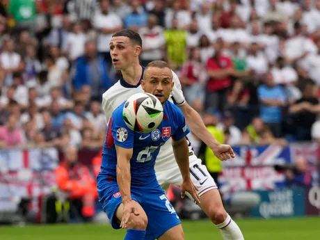 Stanislav Lobotka a Phil Foden v zápase Slovensko - Anglicko v osemfinále EURO 2024.