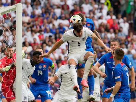 John Stones a Juraj Kucka v hlavičkovom súboji v zápase Slovensko - Anglicko v osemfinále EURO 2024.