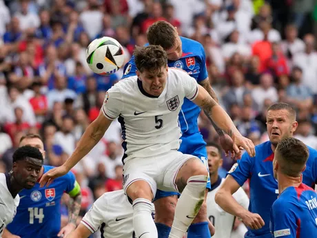 John Stones a Juraj Kucka v hlavičkovom súboji v zápase Slovensko - Anglicko v osemfinále EURO 2024.