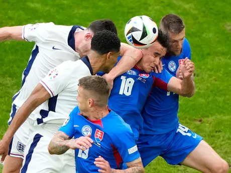 Declan Rice, Jude Bellingham a Dávid Strelec v zápase Slovensko - Anglicko na EURO 2024.