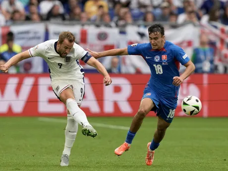 Harry Kane a Dávid Strelec v súboji o loptu v zápase Slovensko - Anglicko v osemfinále EURO 2024.