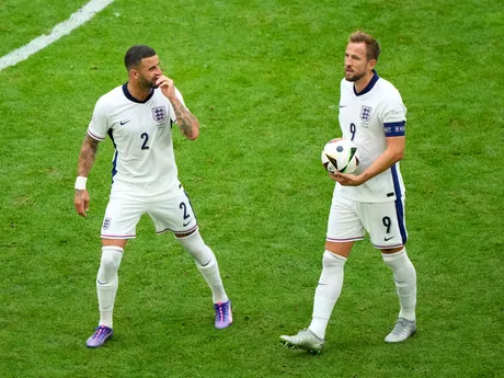 Kyle Walker a Harry Kane v zápase Slovensko - Anglicko v osemfinále EURO 2024.