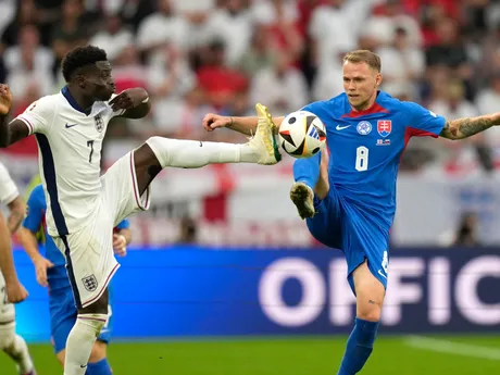 Ondrej Duda a Bukayo Saka v súboji o loptu v zápase Slovensko - Anglicko v osemfinále EURO 2024.