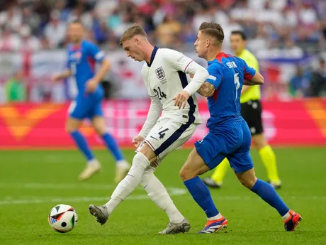 Cole Palmer a Tomáš Suslov v súboji o loptu v zápase Slovensko - Anglicko v osemfinále EURO 2024.