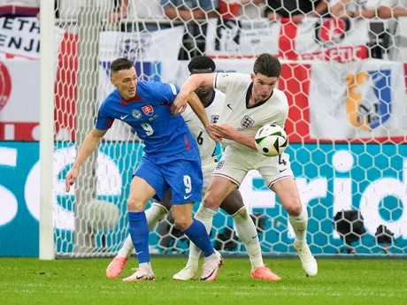 Declan Rice a Róbert Boženík v súboji o loptu v zápase Slovensko - Anglicko v osemfinále EURO 2024.