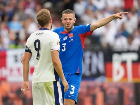 Denis Vavro a Harry Kane v zápase Slovensko - Anglicko v osemfinále EURO 2024.